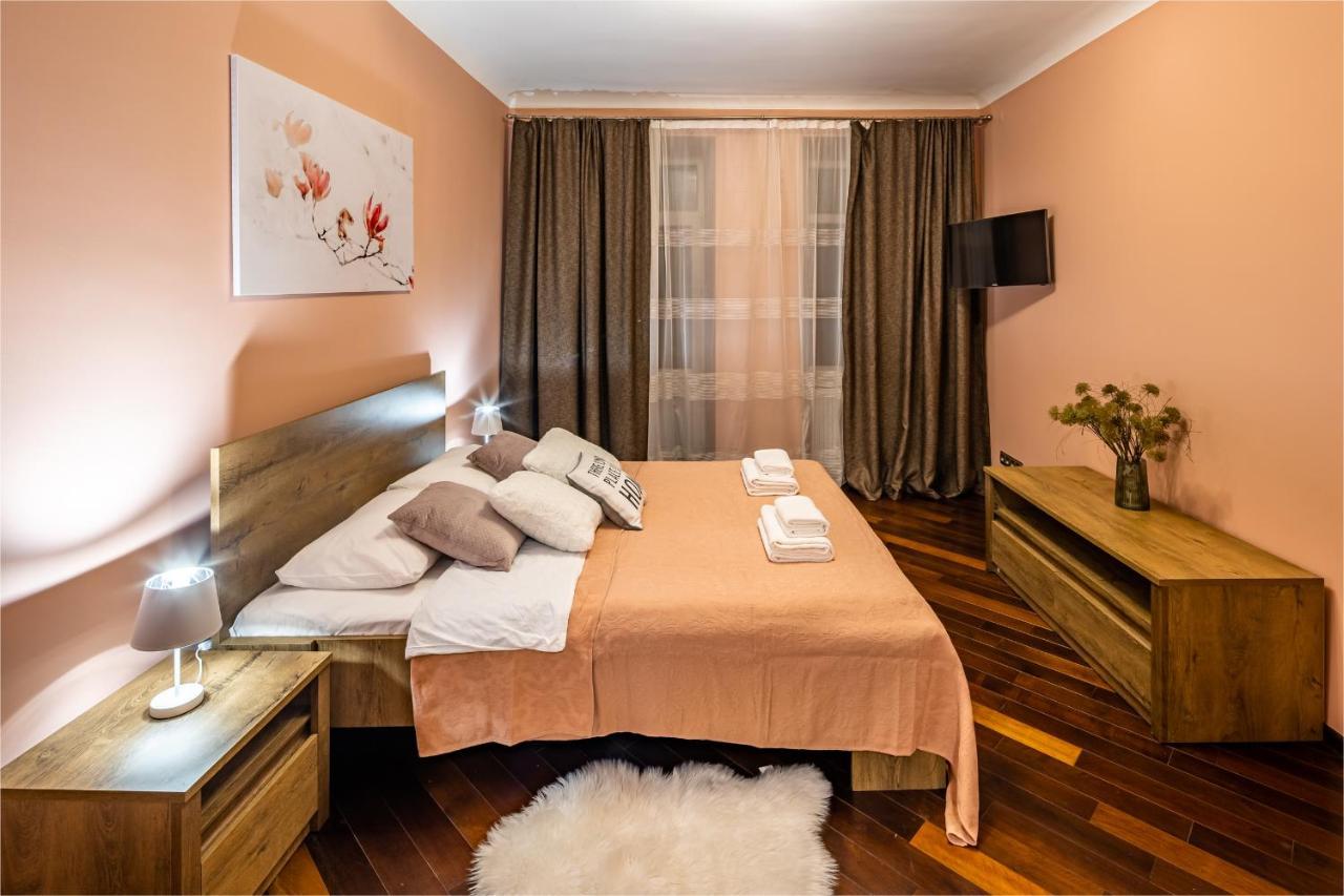 The Main Square! 2 Separated Bedrooms, Balcony Lviv Exterior photo