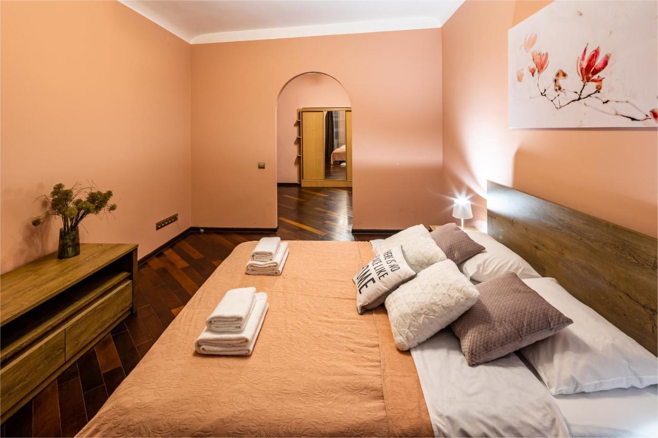 The Main Square! 2 Separated Bedrooms, Balcony Lviv Exterior photo