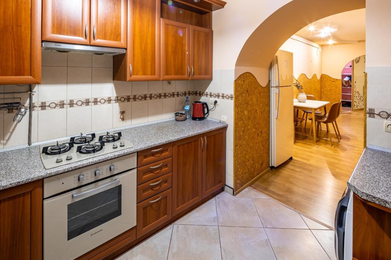 The Main Square! 2 Separated Bedrooms, Balcony Lviv Exterior photo